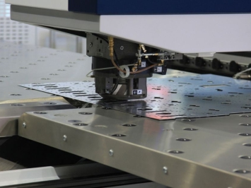 So sánh gia công đột lỗ và cắt lỗ bằng CNC: Nên chọn phương pháp nào?
